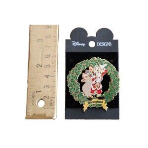 Disney LE DLR Disneyland Santa Goofy Wreath Christmas 2000 Presents Toy Bag Pin